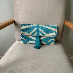 sac d’embrayage en velours blanc bleu | pliez au-dessus du sac à main d’embrayage de velours du tissu en fibre d’ikat de soie