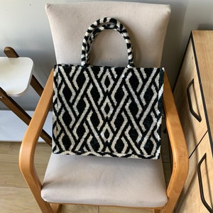 Sac fourre-tout noir avec chaînes - Boîte ikat en velours de soie et jute en tissu ikat velours tissé à la main