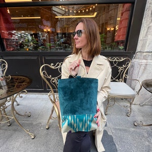 Sac fourre-tout de créateur ikat avec anneau circulaire en fer - Velours italien turquoise, sac à main ikat rond avec poignées multicolores pourpre