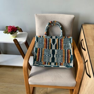 Grand sac fourre-tout en velours de soie Kilim ikat - Grande boîte pour livre multi ikat verte avec poignée en toile - Jute Sac à partir de tissu ikat en velours tissé à la main