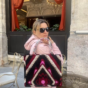 Sacs fourre-tout de taille moyenne brun rouge foncé - Sacs fourre-tout ikat en jute au design ethnique à partir de tissu ikat velours tissé à la main