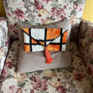Cartera de diseño con diseño geométrico naranja, con borlas y corte sobre, con rayas negras y letras, de terciopelo y seda ikat uzbeka, sin correa