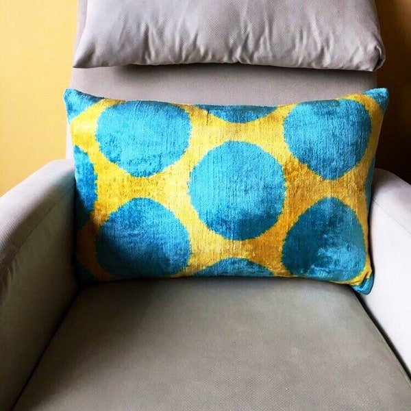 Coussin ikat en velours jaune à pois bleus - Coussin ouzbek en soie tissée à la main