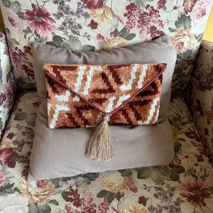 Bolso clutch ikat sobre de bronce - Bolso clutch de seda de fiesta de bodas de terciopelo de seda de cuento de hadas de letras marrones - bolso clutch de despedida de soltera