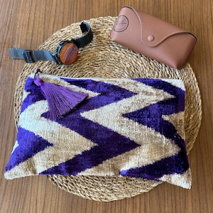 Clutch de terciopelo con diseño de chevron morado: bolso de mano con borlas de seda ikat tejido a mano