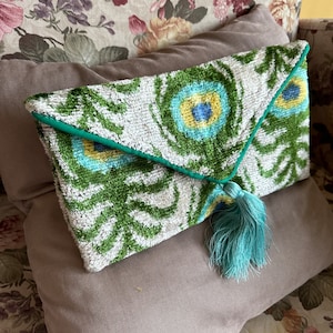 Monedero de embrague de borla de sobre verde - Bolso de terciopelo de seda ikat con letra de ojos malvados verdes