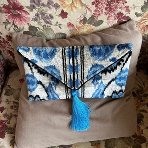 Bolso clutch de terciopelo de seda de diseñador azul - Bolso clutch ikat con diseño de letras negras florales de color azul claro con tejido de terciopelo de seda ikat tejido a mano uzbeko