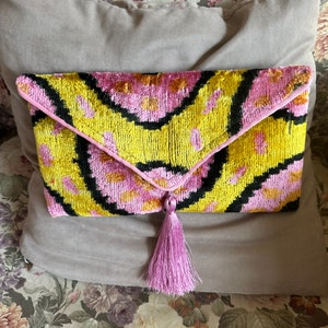 Monedero de embrague Ikat de terciopelo con letras de oro rosa - Bolso de seda ikat uzbeko sobre con borla