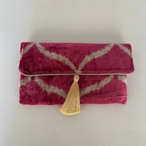 Embrague ikat blanco rosa caliente / tela de terciopelo Ogee / embrague ikat de seda uzbeka con borla