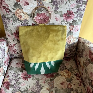 Sac fourre-tout ikat rond vert doré à poignée anneau - Sac à main en velours italien avec poignée circulaire de créateur