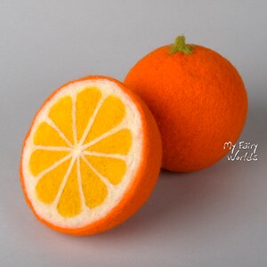 Oranges feutrées à l’aiguille. Ensemble d’un tout et demi. Grandeur nature. Fruits feutrés. Table de la nature. Jouer à la nourriture