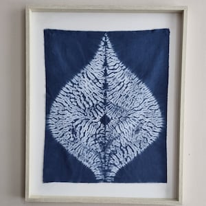 Arazzo da parete Shibori Indigo Blue fatto a mano, "Gioco di carte" su lenzuolo di cotone vintage 50 x 40 cm - 272 FORNITO SENZA CORNICE