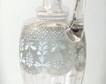 Petite carafe en verre finement décorée #2