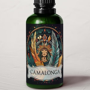 Può includere: Una bottiglia di vetro verde con contagocce nero. L'etichetta presenta un'illustrazione colorata di una donna nativa americana con piume e la parola "CAMALONGA" su uno striscione. La bottiglia è probabilmente per oli essenziali o un prodotto simile.