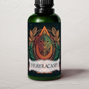 Könnte beinhalten: Eine dunkelgrüne Glasflasche mit schwarzem Tropfer. Die Flasche hat ein Etikett mit einem farbenfrohen grafischen Design eines Vogelkopfes mit filigranen Details. Das Etikett enthält auch den Text "HUAYRACASPI".