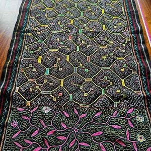 シピボ |シャーマニック |非常に大きくて複雑 |タペストリー |繊維 |イカロス |祭壇布 |アヤワスカにインスピレーションを得た |アマゾンの森の精霊