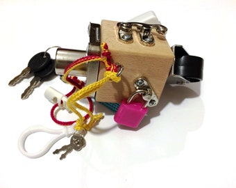 Cubo de atividades de madeira Montessori: brinquedo de tabuleiro para viagens