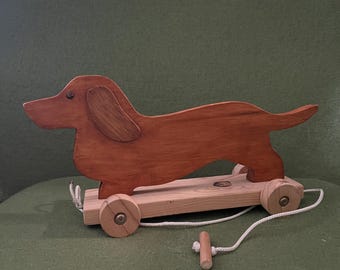Juguete de madera para arrastrar con forma de perro salchicha hecho a mano
