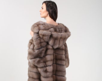 140 Long manteau de fourrure à capuche, fourrure de martre