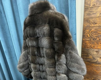 Manteau luxueux en fourrure de zibeline de Russie : associez opulence et élégance