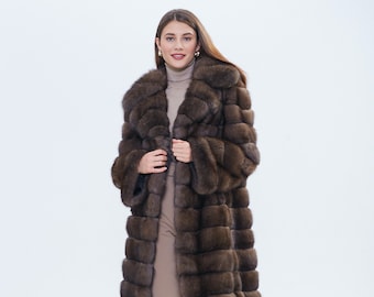 Exquis manteau en fourrure de zibeline de Russie foncé fait main : une élégance intemporelle pour toutes les occasions