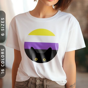 Kikande katt i icke-binära flaggfärger T-shirt | Enby Pride-gåva