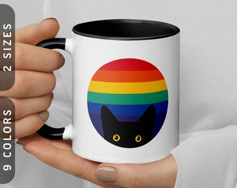 Gluren kat in regenboogmok | Witte keramische mok met accentkleur | Regenboog kattenbeker | LGBTQ trots mok | Zwarte kat koffiekopje