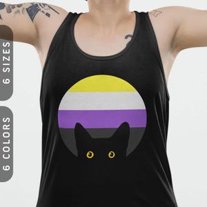 Camiseta sem mangas com estampa de gato espiando em cores de bandeiras não binárias | Enby Pride