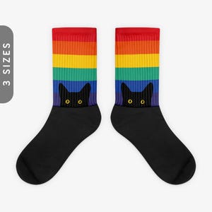 Gatto che sbircia nei colori dell'arcobaleno / Calzini con stampa sublimatica a forma di piede nero / Regalo per l'orgoglio LGBTQ+