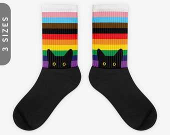 Gluren kat in progressieve vlagkleuren | Zwarte voet gesublimeerde sokken, Progress Pride Flag Socks, LGBTQI Rainbow Gift | Grappige zwarte kattensokken