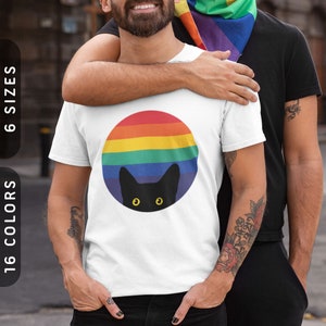Camiseta Gato Espiando no Arco-Íris | Camiseta Mãe Gato | Camiseta para Pai Gato | Camiseta Arco-Íris Unissex | Camiseta Orgulho Gato Engraçada | Camiseta Gato Preto