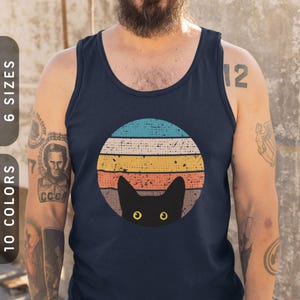 Glurende kat in retro tanktop | Uniseks TriBlend Cat Dad-tanktop | Cat Mom-tanktop | Kattenmerchandise | Retro kattenshirt | Zwart kattenshirt