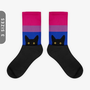 バイセクシャル フラッグ カラーの覗く猫 | ブラック フット昇華ソックス、バイセクシャル プライド ソックス、LGBTQ バイ プライド フラッグ | 面白い黒猫ソックス