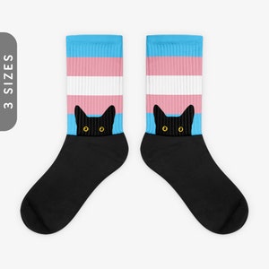 Gato asomando con los colores de la bandera trans / Calcetines sublimados con pie negro / Regalo del orgullo transgénero