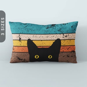 Gato que mira fijamente en una almohada retro / Funda y funda de almohada decorativa de los años 70 / Regalo para mamá y papá felinos / Funda de almohada divertida con diseño de gato negro