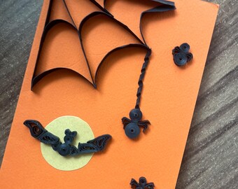 Cartão de Halloween com penas: design de aranha assustadora