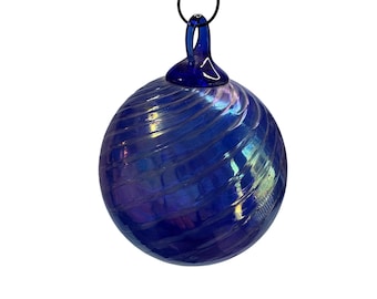 Adorno redondo de 3 3/4 pulgadas con bola de la amistad de vidrio soplado a mano, iridiscente, azul cobalto