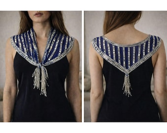 Châle triangulaire à mailles argentées et sequins en perles de verre, franges 23" bleues
