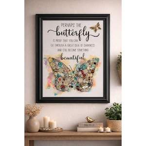 Puede incluir: Obra de arte enmarcada con un diseño de mariposa compuesto por varios adornos. El marco negro rodea una impresión con el texto: "Quizás la mariposa sea la prueba de que puedes pasar por mucha oscuridad y aún así convertirte en algo hermoso."