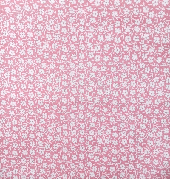 Depression 20s 30s Feedsack print 100% cotton fabric. Robert Kaufman Flowerhouse collection by Debbie Beaves. White flowers pink background