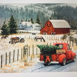Könnte beinhalten: Ein roter Pickup mit einem Weihnachtsbaum in der Ladefläche fährt auf einer schneebedeckten Straße an einem roten Schuppen und einem weißen Bauernhaus vorbei. Der Wagen hat eine rote Schleife am Baum und ein Schild mit der Aufschrift "Apple Valley Christmas Trees".