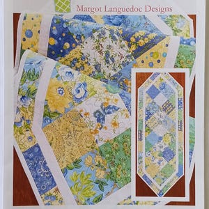 Puede incluir: Un patrón impreso para un camino de mesa Country Charm. El diseño presenta un patchwork de telas florales y de cachemira en tonos de azul, amarillo y verde. El texto dice "Country Charm Table Runner hecho con cuadrados de 12,7 cm."