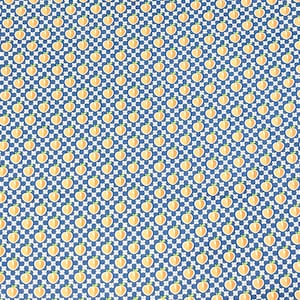 Könnte beinhalten: Ein Stoffmuster mit einem sich wiederholenden Design aus kleinen, hellorangen Pfirsichen mit grünen Blättern, die in einem Raster auf dunkelblauem Grund angeordnet sind, durchsetzt mit winzigen weißen vierblättrigen Blüten.