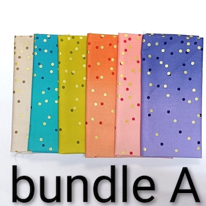 Pode incluir: Um conjunto de tecidos com seis cores diferentes: bege, turquesa, verde-amarelado, laranja, rosa e roxo. Cada tecido tem um padrão de bolinhas douradas ou vermelhas. O texto "bundle A" é exibido em preto.