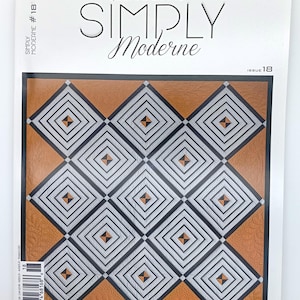 Könnte beinhalten: Titelseite der Zeitschrift Simply Moderne #18 mit einem geometrischen Quilt-Design. Der Quilt hat ein Muster aus schwarzen, weißen und orangefarbenen Diamanten. Der Zeitschriften-Titel ist in einer stilvollen Schriftart.