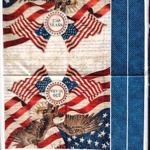 Peut inclure: Panneau de tissu avec un motif de drapeau américain, un aigle, des rayures rouges et blanches et des étoiles bleues. Le panneau comprend le texte "250 YEARS" dans un emblème circulaire. Du tissu bleu supplémentaire avec des points blancs est également présent.