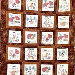 Forest Friends quilt kit Krippe Baby einfach Anfänger Alma Sue Design Stoff für oben und zum Binden Volumenvlies und Rückseite NICHT im Kit enthalten