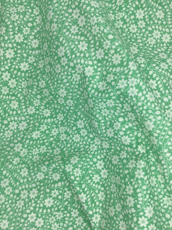 20s depression feedsack print 100% cotton. Henry Glass & Co Nana Mae 6 mint green floral fabric. Sold by the yard.