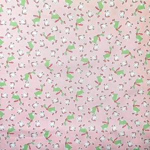 Könnte beinhalten: Rosa Stoff mit einem sich wiederholenden Muster aus grünen Gänsen mit roten Schals und weißen Gänsen. Die Gänse sind in verschiedenen Posen, was ein verspieltes Design ergibt. Geeignet für Quilten oder Basteln.