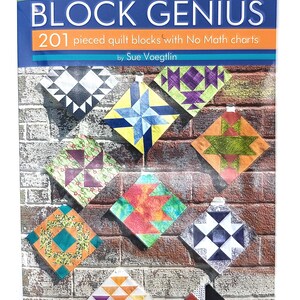 Peut inclure: Couverture du livre "BLOCK GENIUS" avec le sous-titre "201 blocs de courtepointe assemblés sans tableaux de mathématiques" par Sue Voegtlin. La couverture présente divers motifs de blocs de courtepointe colorés sur un fond de mur de briques.